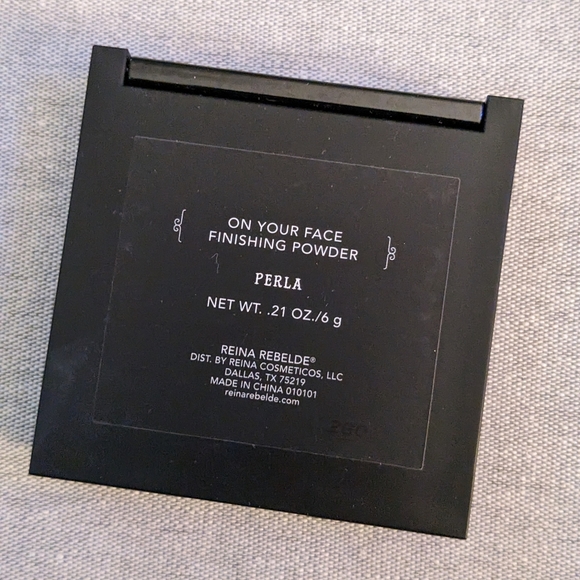 Reina Rebelde finishing face powder - Picture 3 of 3